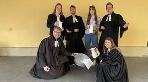 Fußwaschung der evangelischen Kirche am Gründonnerstag in Graz: Anna Henheik (Vikarin), Pfarrer Marcus Hütter, Hannah Graf (Evang. Jugend), Pfarrer Friedrich Eckhardt, Superintendent Wolfgang Rehner, Vikarin Sara Huber 