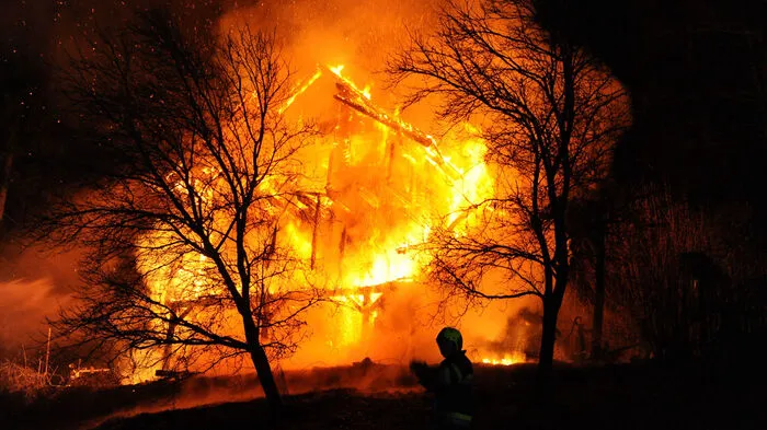 Sonntag Abend brach in einem Einfamilienhaus in Frohnleiten ein Brand aus. Neun Feuerwehren rückten aus, um das Feuer zu bekämpfen. In der Nacht flammte der Brand neuerlich auf.  