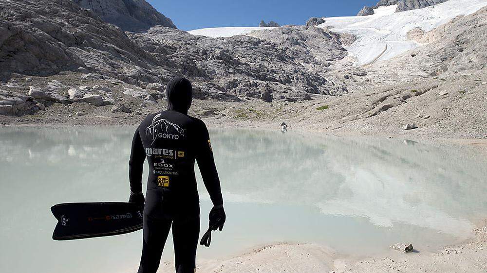 Im eisigen Wasser der Goyko-Seen im Himalaya-Gebirge hat der Österreicher Christian Redl einen neuen Rekord aufgestellt: den höchsten, jemals absolvierten Freitauchgang