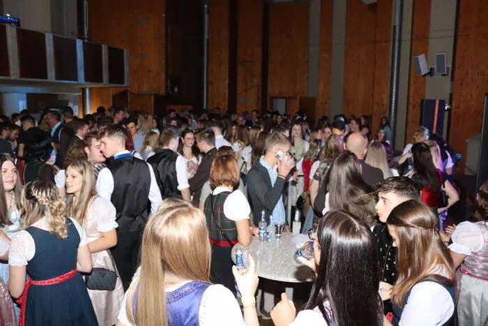 Nicht nur in der Disco tummelten sich die jungen Ballbesucher, sondern auch am Tanzparkett bei den Musibuam.