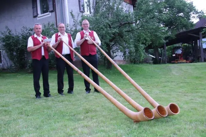  Die Mitwirkenden, der Chor und die Volkstanzgruppe der Volksschule, der Kindergarten, die Alphornbläser und das Bläserquintett des Musivereins, der Volkstanzkreis St. Johann, der Kanzlerhof Dreiklang, die Streichergruppe Helga Steirer, die Klangwolke Muggauberg, die Liebocher Tanzlmusi und Bürgermeister Erwin Dirnberger wurden mit viel Applaus bedacht.
