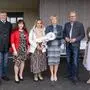 Bei der Eröffnung des neuen Kindergartens in St. Johann im Saggautal überreichten Bürgermeister Johann Schmid, Vizebürgermeisterin Angelika Schmid (r.) und LH Christopher Drexler den Schlüssel an die Leiterinnen