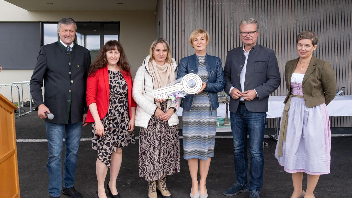 Bei der Eröffnung des neuen Kindergartens in St. Johann im Saggautal überreichten Bürgermeister Johann Schmid, Vizebürgermeisterin Angelika Schmid (r.) und LH Christopher Drexler den Schlüssel an die Leiterinnen