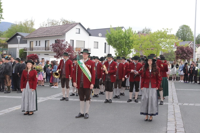 Sämtliche Vereine, vom Musik- und Sportverein bis hin zur Feuerwehr und Naturwacht, versammelten sich am Dorfplatz, um den beliebten „Ökopfarrer” zu feiern.