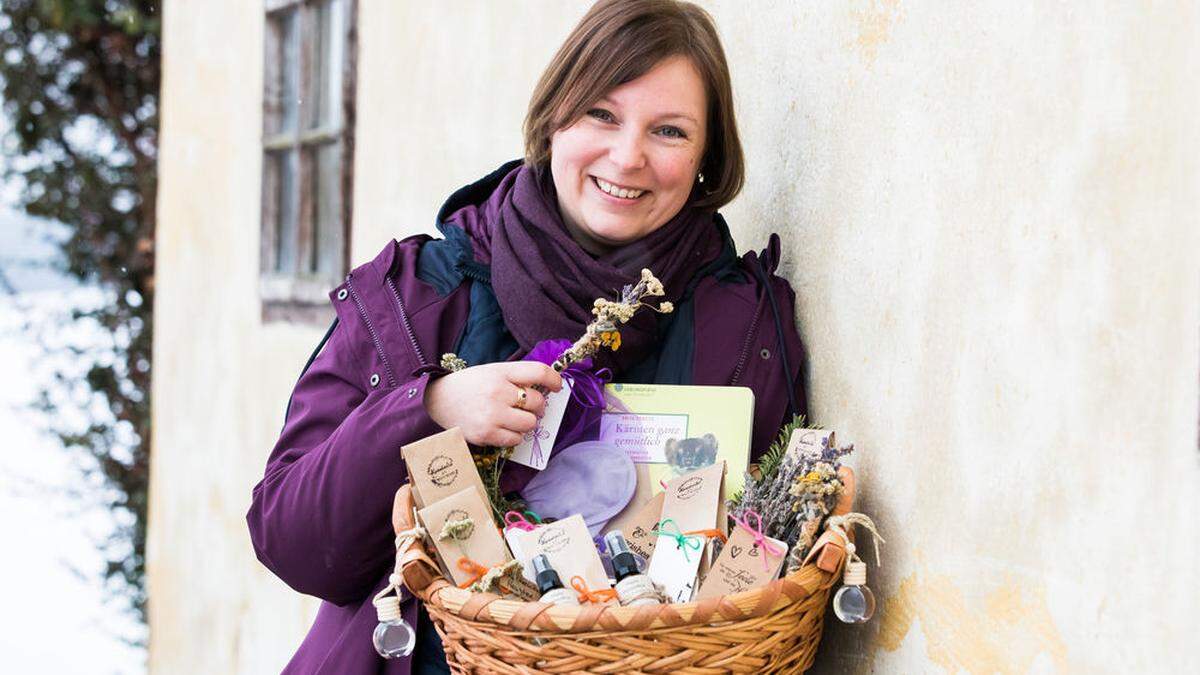 Anita Arneitz mit einer Auswahl ihrer Produkte.