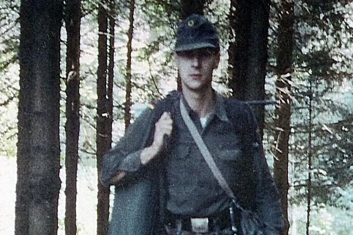 Dunkle Vergangenheit: In jungen Jahren hält sich Strache auch in rechtsextremen Kreisen auf. Hier bei einer Wehrsportübung, die er später als Paintball-Spiel zu verharmlosen versucht
