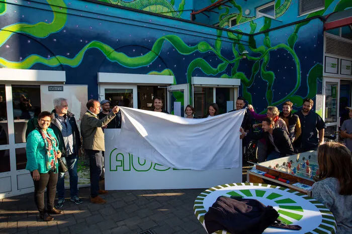 Bürgermeister Christoph Stark, Gemeindevertreter und Jugendzentrum-Mitarbeiter enthüllten eine Tafel als Akt der Eröffnung.
