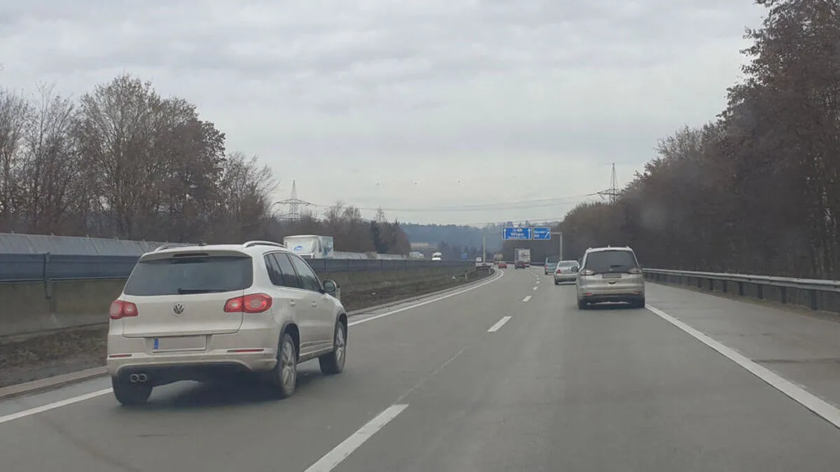 An der Nordseite der A2 verläuft von Gleisdorf West bis Süd eine niedrige Lärmschutzwand, im Süden teils keine
