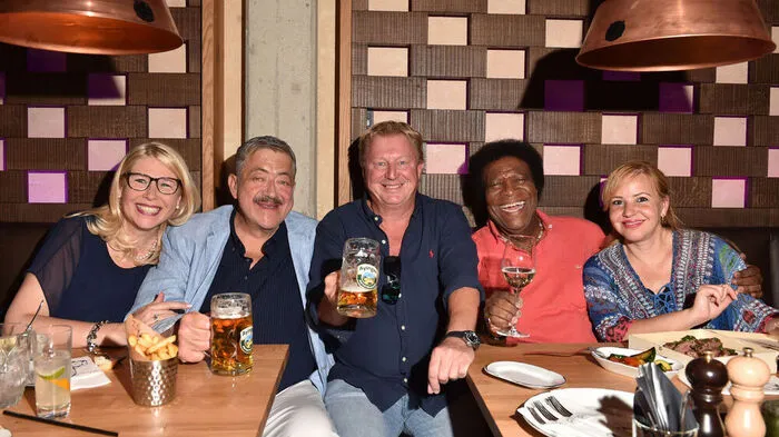 Franz Grossauer (Mitte) lud zum fünften Geburtstag: Bettina Geyer, Joseph Hannesschläger, Roberto Blanco und Gattin Luzandra
