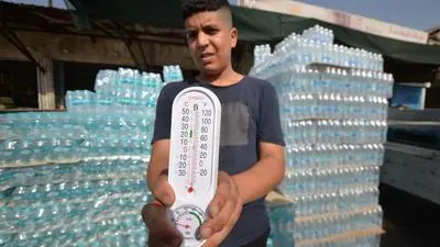 Hot weather in Iraq BASRA, IRAQ - AUGUST 03: A man holds the thermostat and showing the temperature as temperatures approaching 50 degrees affect life negatively in Basra, Iraq on August 03, 2023. Al Basrah Iraq. Editorial use only. Please get in touch for any other usage. PUBLICATIONxNOTxINxTURxUSAxCANxUKxJPNxITAxFRAxAUSxESPxBELxKORxRSAxHKGxNZL Copyright: x2025xAnadoluxHaidarxMohammedxAlix