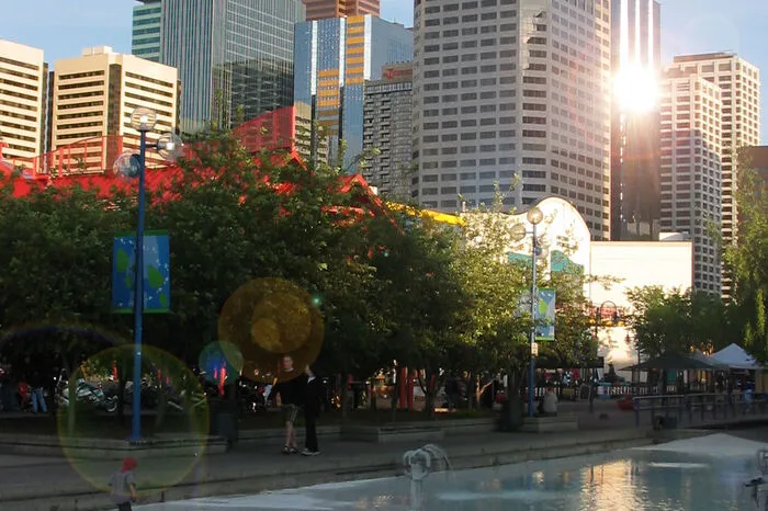 Calgary ist Kanadas Metropole in den Rocky Mountains. Die Stadt mit rund 1,4 Millionen Einwohnern liegt auf einer Seehöhe von 1045 Metern. Calgary ist das Zentrum der kanadischen Ölindustrie. Große Öl-Unternehmen haben hier ihre Zentrale. Internationale Bekanntheit erlangte die Stadt durch die Olympischen Winterspiele 1988. Bildquelle: Wikipedia