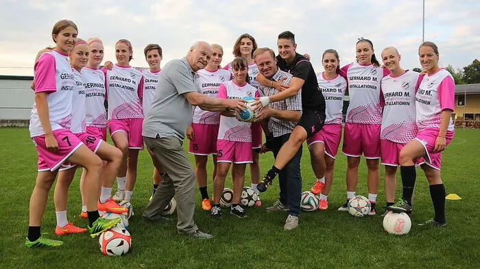 In Rosa gehen die die Hofer Fußball-Damen heuer in ihre zweite Bundesliga-Saison.