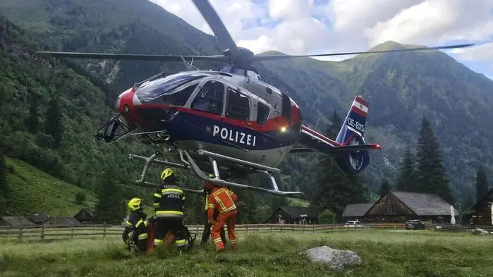 Drei Feuerwehren und drei Hubschrauber des Innenministeriums waren am Sonntag im Einsatz