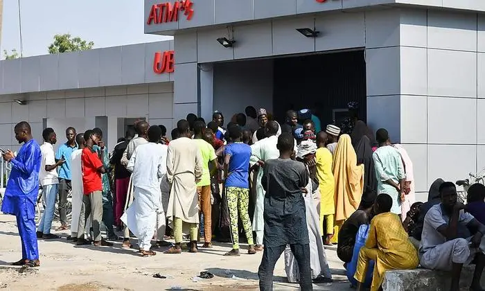 In Nigeria stehen die Menschen Schlange, um Geld abzuheben. Die Regierung tauscht die Geldscheine aus. Alte Naira-Noten verlieren den Wert