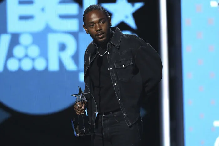 Bei der live übertragenen Show aus dem Microsoft Theater in Los Angeles räumte Kendrick Lamar den Preis als bester männlicher HipHop-Künstler ab...