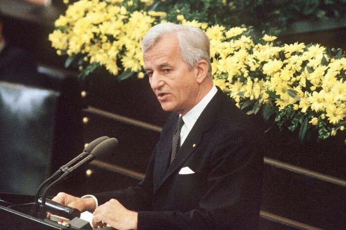 "Aber kein Weg führt an der Erkenntnis vorbei: Sich zu vereinen, heißt teilen lernen" (Ansprache als erster gesamtdeutscher Bundespräsident zum "Tag der deutschen Einheit" in Berlin, 3. Oktober 1990)