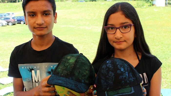 Masoud und Lida kreierten bunte Kappen.