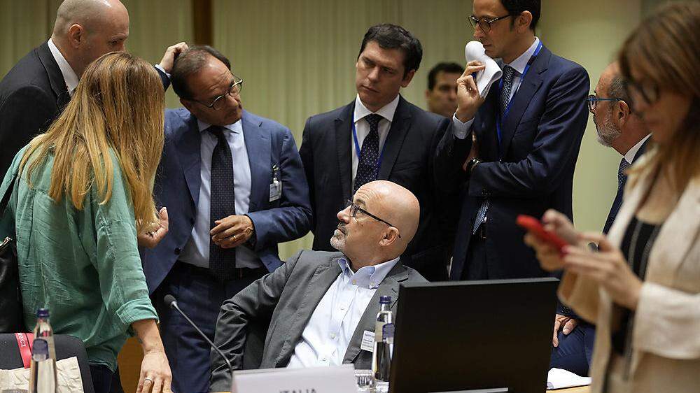 Italiens Energie-Minister  Roberto Cingolani (Mitte) umringt von Delegationsmitgliedern auf den Sondertreffen am Dienstag in Brüssel