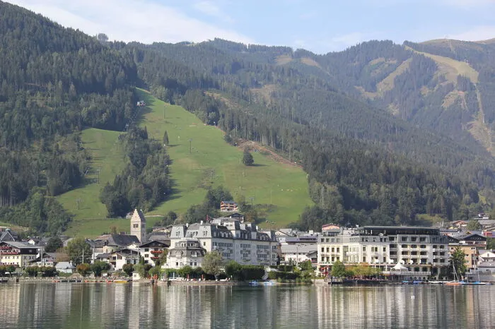 Herrlicher Panoramablick auf Zell am See vom Zeller See aus. Eine Fahrt mit der MS-Schmittenhöhe ist ein Muss.