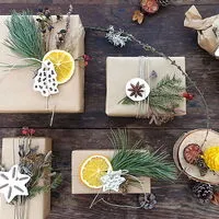 Plastikfrei und natürlich schön: Packerl aus Naturpapier, verziert mit Materialien aus dem Wald