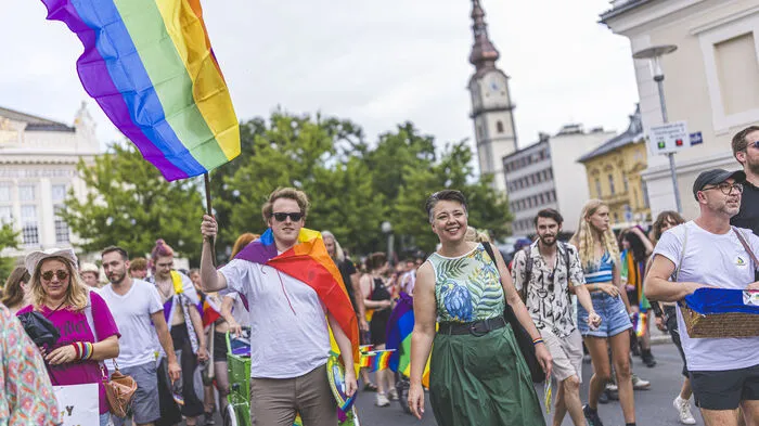 Mehr als 1000 Personen nahmen am Samstagnachmittag an der Regenbogenparade teil.
