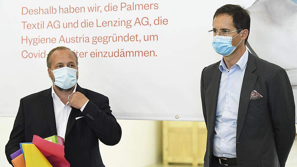 Palmers- Vorstand Tino Wieser und Lenzing CEO Stefan Doboczky (R.) während einer Präsentation der Palmers und Lenzing AG zum 'Start einer Maskenproduktion' am Freitag, 8. Mai 2020