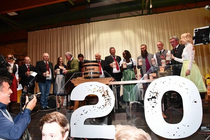 Den Anstich selbst übernahmen Bürgermeister Thomas Kalcher mit Brauerei-Geschäftsführer Josef Rieberer, Aufsichtsratsvorsitzender Michael Leitner-Fiedler, Brauführer Roman Bacher sowie die Sportgrößen Kathrin Ofner, Sabrina Simader und Christoph Sumann.