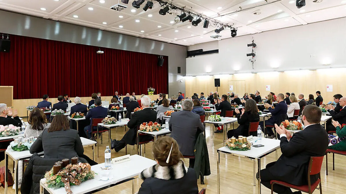 Für die frisch angelobten Bezirksräte gab es Adventkränze. Ein Tisch blieb aber leer.