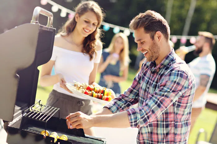 Gefahrloses Grillen mit Gas • Der Gasschlauch sollte nach jeder Saison auf Risse und Sprödigkeit kontrolliert werden. • Überprüfen Sie die Anschlüsse mit Lecksuchspray auf ihre Dichtheit hin. • Verbinden Sie die Gasflasche stabil mit dem Grillwagen und verwenden Sie diese niemals liegend. • Zünden Sie den Gasgriller grundsätzlich mit geöffnetem Deckel an. • Stellen Sie bei Gasgeruch das Grillgerät sofort ab und führen Sie eine Dichtheitsprobe durch! • Flüssiggas ist schwerer als Luft – lagern Sie daher Gasflaschen in gut belüfteten Räumen und niemals unter Erdniveau (z.B. im Keller).