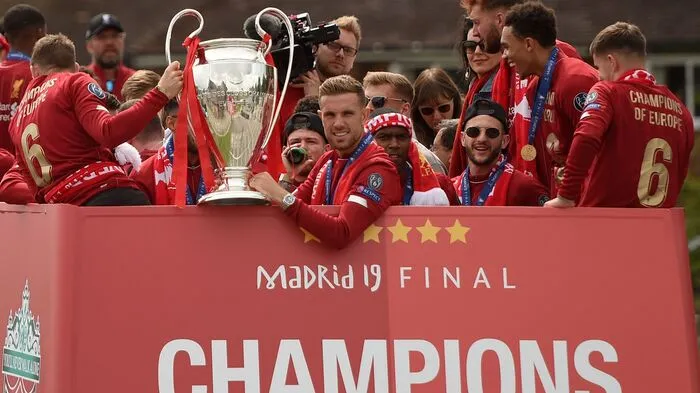 Laut Angaben der Stadtverwaltung von Liverpool waren eine geschätzte halbe Million Menschen auf den Straßen, um die Mannschaft bei der Siegesparade durch die Stadt zu feiern.