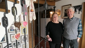 Elfriede und Friedrich Leitner sammeln im Hausgang Fotos und Erinnerungsstücke