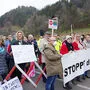 Rund 200 Demonstranten kamen am Donnerstag nach Stegg, um gegen die Bauschuttdeponie zu demonstrieren