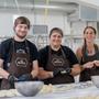 Die Schlipfkrapfen-Produktion ist wieder angelaufen: Monika Grausgruber (r.) mit ihren zwei Mitarbeitern Andy und Marcela