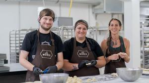 Die Schlipfkrapfen-Produktion ist wieder angelaufen: Monika Grausgruber (r.) mit ihren zwei Mitarbeitern Andy und Marcela