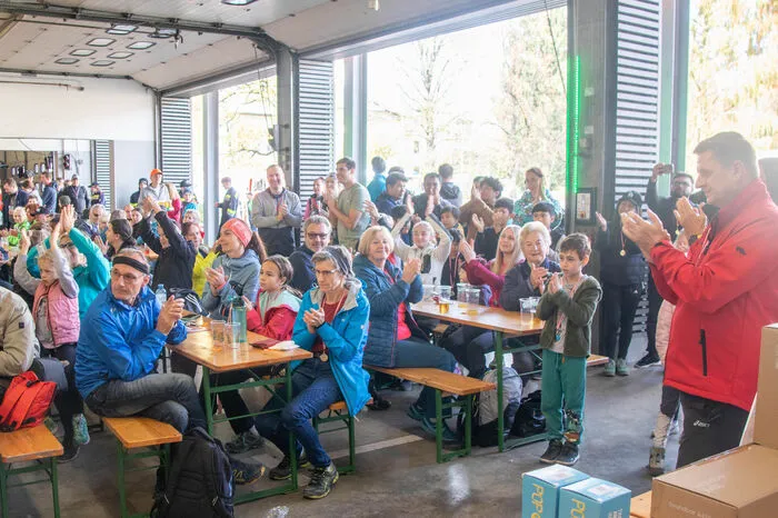 Im Rüsthaus in Leoben-Göss wurde im Anschluss die obligate Fitmarsch-Medaille an die Teilnehmerinnen und Teilnehmer übergeben, mit anschließender Verlosung. 