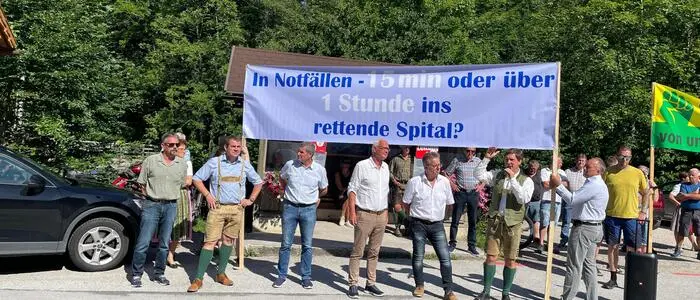 Schon bei der Landeshauptleutekonferenz 2025 in Grundlsee machten Demonstranten darauf aufmerksam, dass Notfälle künftig länger unterwegs sein werden