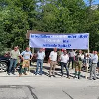 Schon bei der Landeshauptleutekonferenz 2025 in Grundlsee machten Demonstranten darauf aufmerksam, dass Notfälle künftig länger unterwegs sein werden