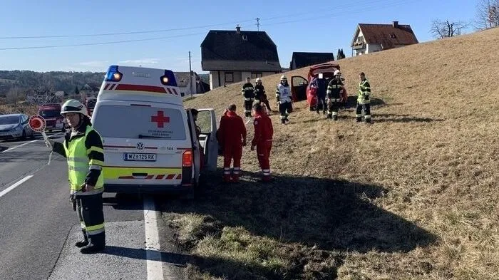 Der Pkw fuhr einige Meter auf der Böschung weiter