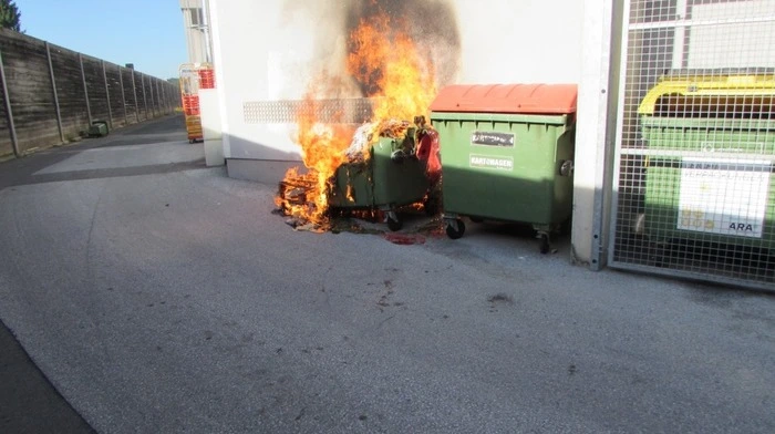 Gegen 16:35 Uhr nahm eine Verkäuferin am Donnerstag den Brand eines Papiermüllcontainers am Gelände eines Einkaufszentrums in Gleisdorf wahr und verständigte die Feuerwehr.