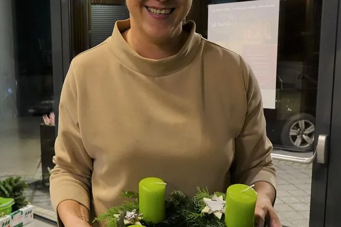 Anneliese Ranz mit ihrem Adventkranz.