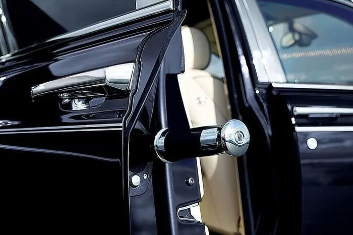 Einen herausziehbaren Regenschirm gibt es zwar auch bei Skodas Superb. Doch Rolls Royce hat sich dieses zuvorkommende Feature noch ein Stückchen mehr zu Herzen genommen. Zum einen ist es leichter für den Chauffeur zu erhaschen, da die Fondtüren, in denen die Schirme stecken, hinten angeschlagen sind. Zum anderen sind die Fächer jeweils mit einem Gebläse versehen. Damit bis zum nächsten Einsatz alles wieder schön trocken ist.
