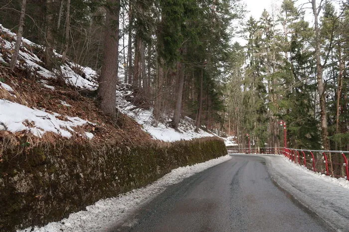 Eisig und glatt ist die Straße.