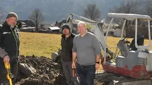 In Gaishorn werden kleinere Undichtheiten im Leitungsnetz saniert, man will das vorhandene Wasser optimal nutzen. V. r.: Bürgermeister Werner Haberl, Alexander Latzina und David Gaigg vom Bauhof