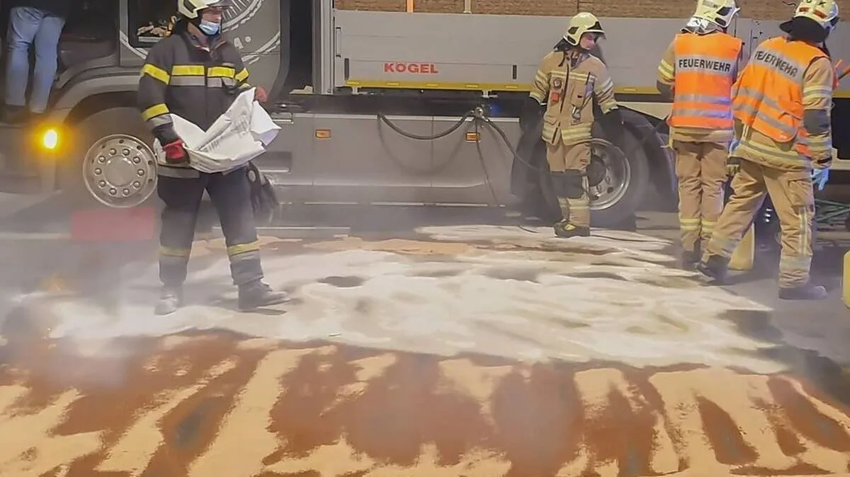 Drei Feuerwehren sind derzeit mit dem Binden des Treibstoffs beschäftigt