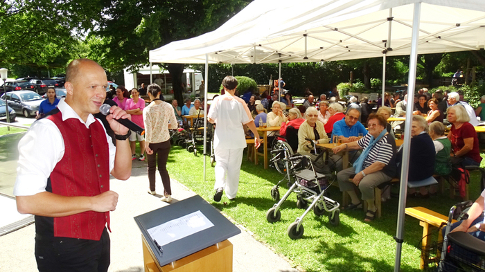 Zum alljährlichen Sommerfest im Park des Bezirkspflegeheimes Weiz  konnte der Heimleiter Direktor Markus Gruber zahlreiche Bewohner mit den Angehörigen und Ehrengäste willkommen heißen.