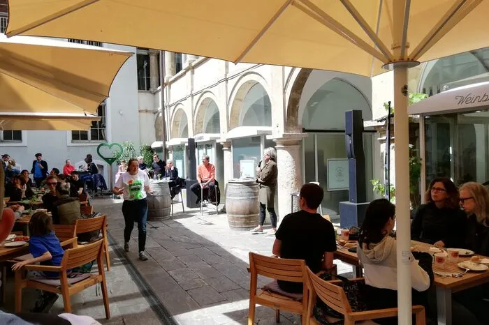 Kuratorin Susanna Ahvonen macht den Startschuss in den Designermonat Graz