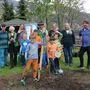 Maler Adi Holzer mit Ehefrau Kim, KLAR!-Managerin Sabine Seidler, Nationalparkranger Georg Granig, Klar!-Mitglieder Marika Göritzer und Melitta Fitzer sowie Bernhard Bergmann (Lanz Naturspiele) beim Baumpflanzen mit den Winklerner Volksschülern