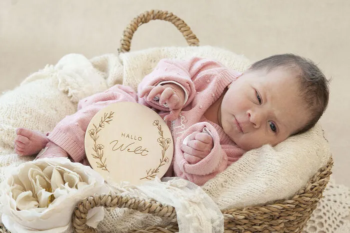 Lange musste Alina (4) warten, doch am 16. Oktober um 19.11 Uhr war es endlich soweit: Schwesterchen Laura wurde in St. Veit geboren (46 cm, 2560 g). Auf dem Terminplan der glücklichen Eltern Bianca Eberhard und Benjamin Auer stehen jetzt viele Kuschel- und Spielstunden mit ihren beiden Mädels. Die Familie ist in Friesach daheim.