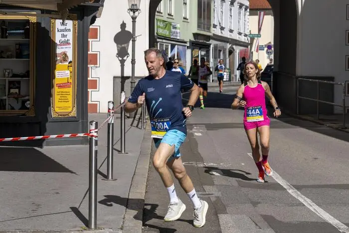 Mit vollem Einsatz ging es für die Teilnehmerinnen und Teilnehmer durch die Leobener Innenstadt.
