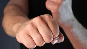 Der Angeklagte soll einem unbekannten Opfer einen Faustschlag versetzt haben